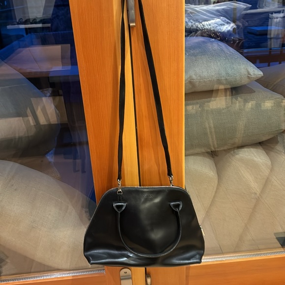 Furls black leather crossbody/handbag - Picture 3 of 4